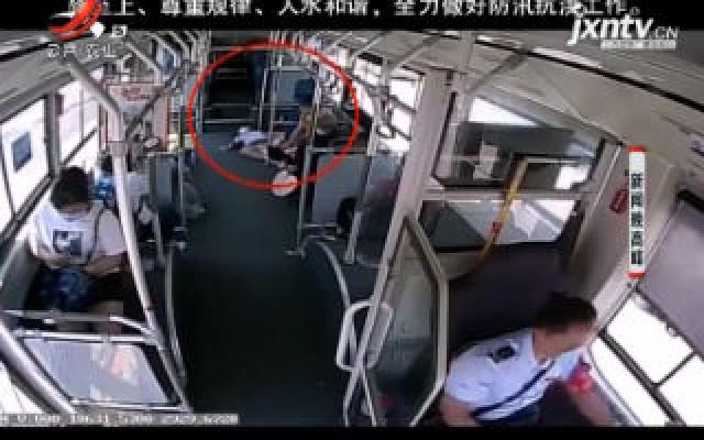 重庆：两顿没吃乘车晕倒 警惕“考后焦虑症”