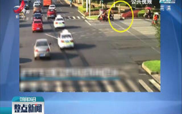 湖南：男孩开卡丁车上路 交警发现及时拦停
